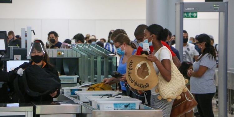 Cancun, 14 de octubre.— A fin de balancear las operaciones y el trafico de pasajeros en todas las terminales del aeropuerto de Cancun, a partir de mañana la aerolinea Interjet trabajara en la terminal dos.