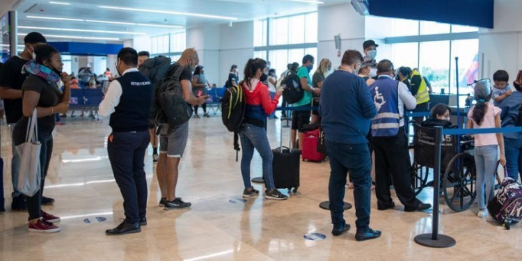 Cancun, 18 de Septiembre.- Turistas de diversos paises en el aeropuerto internacional de cancun