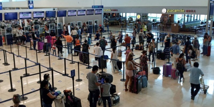 Cancun, 4 de noviembre.- El sector turístico de Quintana Roo mantiene cifras de recuperacion pues en el aeropuerto internacional de Cancun se programaron cerca de 300 vuelos y vacacionan en la zona cerca de 65 mil personas.