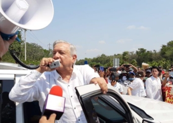 Atiende AMLO a manifestantes que bloquearon la carretera
