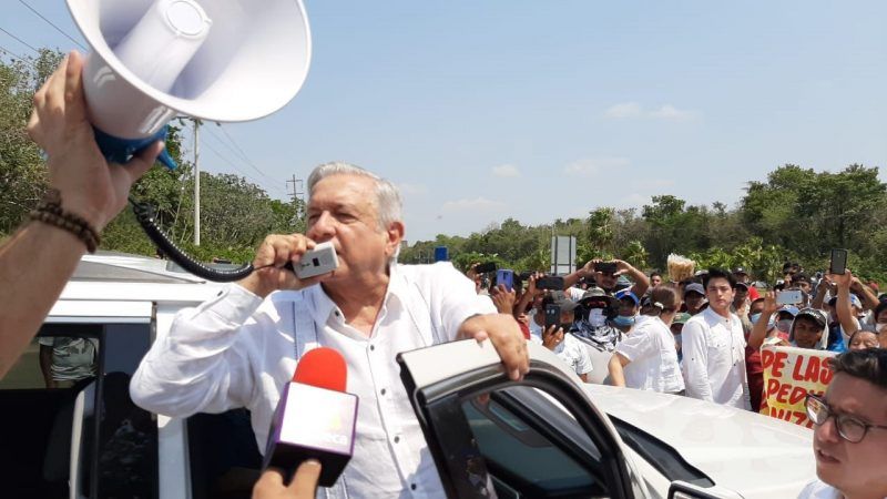 Atiende AMLO a manifestantes que bloquearon la carretera