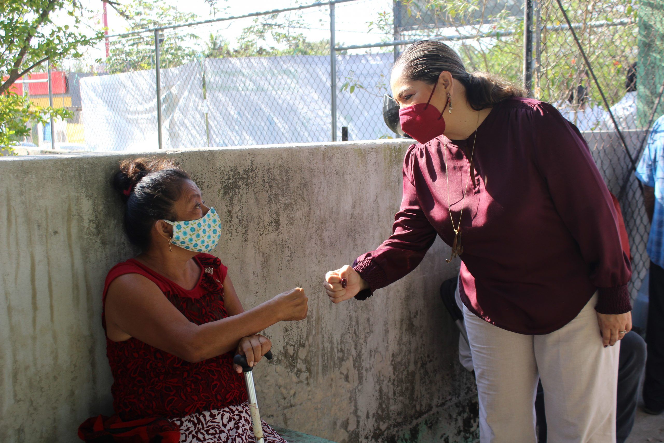 Recorre Marena López sedes de aplicación de la vacuna anticovid, para supervisar atención