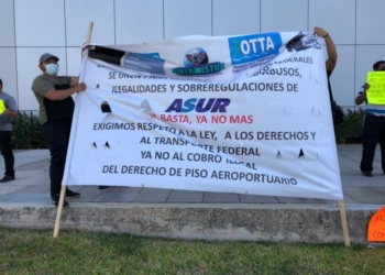 Protestan transportistas en aeropuerto de Cancún