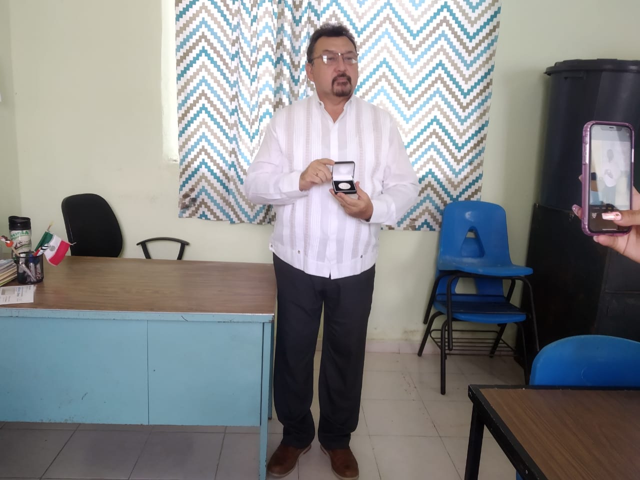 Medalla “Raquel Dzib Cicero” por 30 años de servicio, al maestro Rolando Saúl Cosgaya Coronado