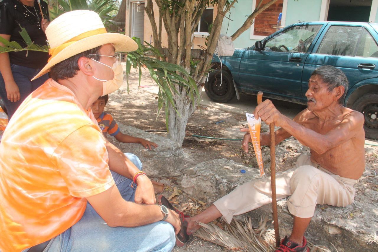 Luis Jorge Ontiveros escucha a la gente de Yalcoba