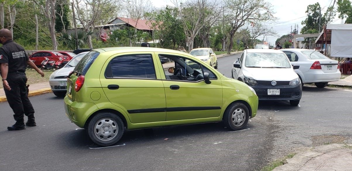 Matiz y camioneta chocan en la colonia Militar