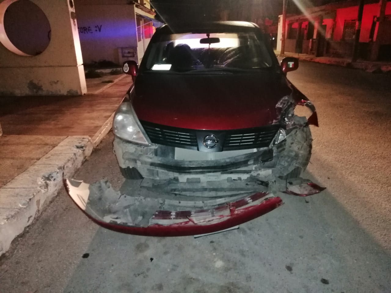 Choca y deja abandonado su vehículo