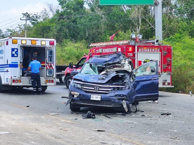 Accidente en boulevard Playa del Carmen deja a tres lesionados, dos de gravedad