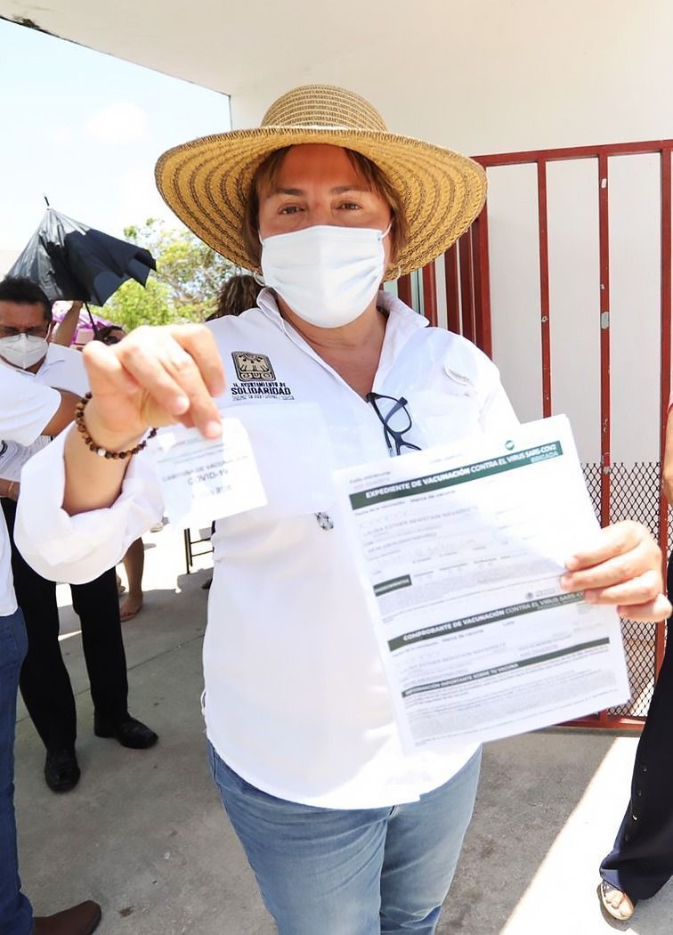 Acude a vacunarse contra la Covid-19 Laura Beristain