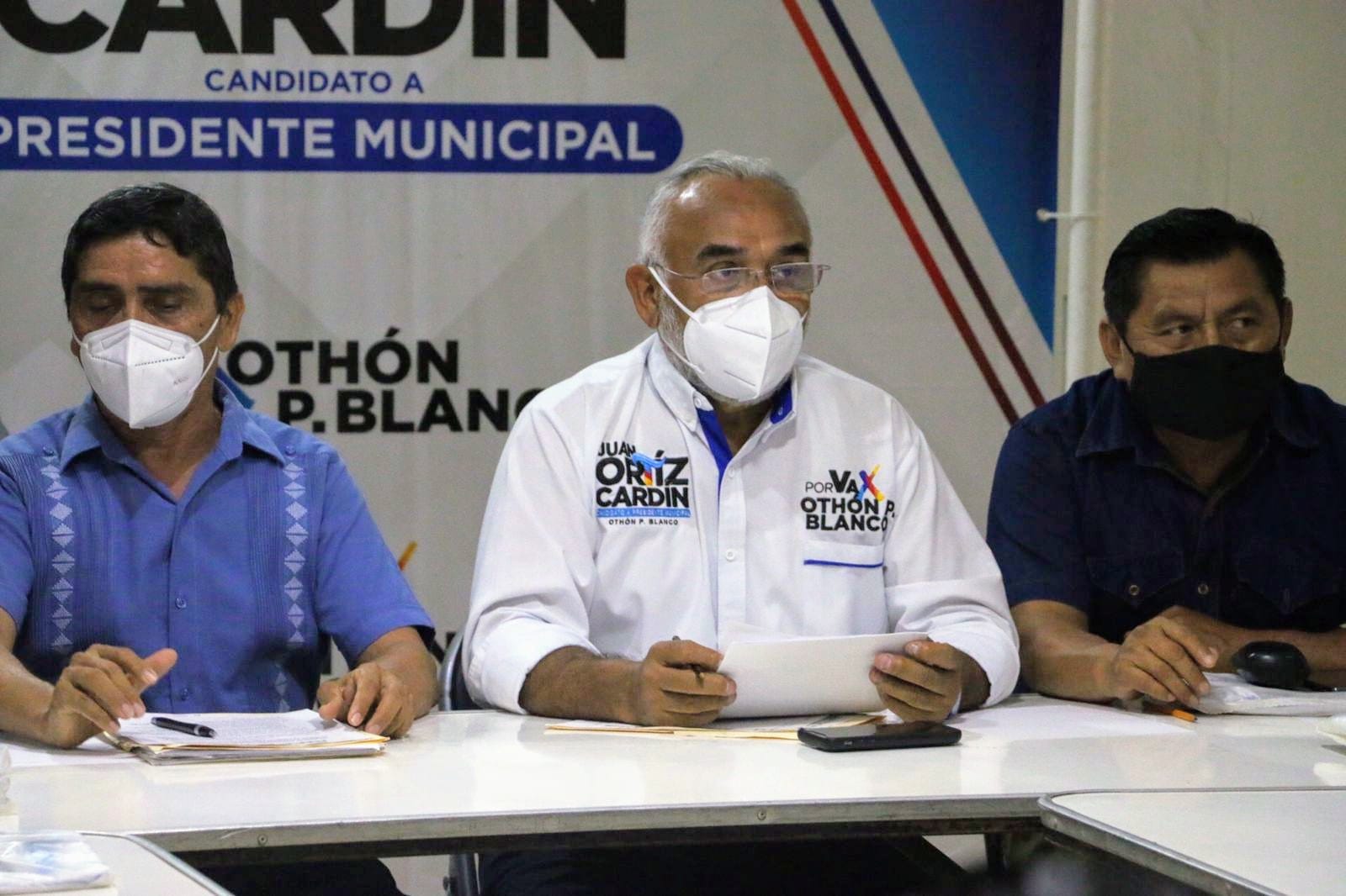 En mesa de diálogo, el candidato Juan Ortiz establece acuerdos y compromisos con integrantes del Colegio de Profesionistas de Quintana Roo