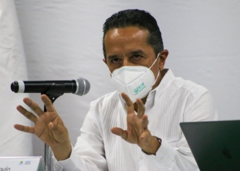 Gobernador Carlos Joaquín, enojado por masividad en cierres de campañas y en festejos del Cruz Azul