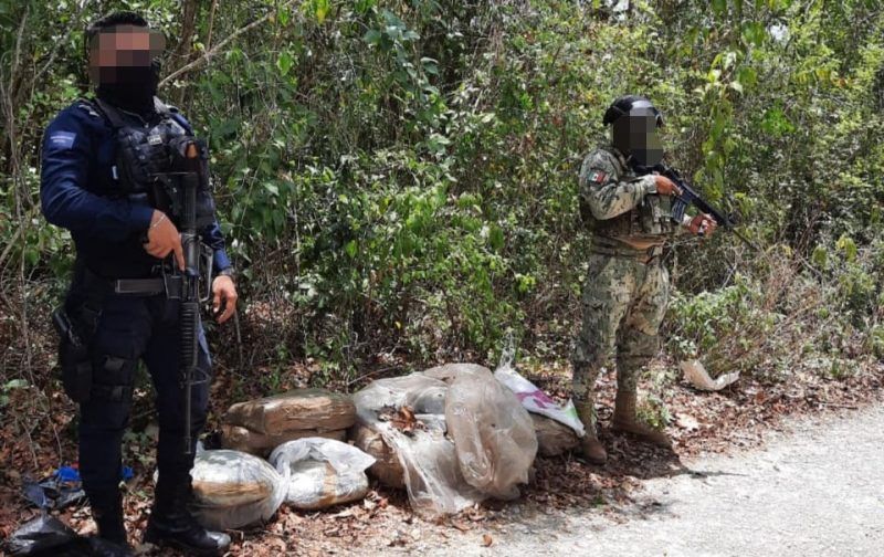 Encuentran tirados en avenida de Cancún, varios paquetes con drogas