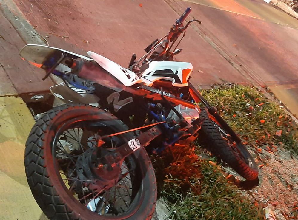 Motociclista muere al derrapar y estrellarse contra un árbol en Cancún