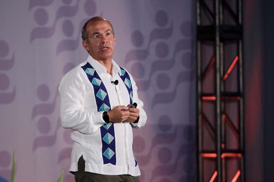 Felipe Calderón advierte peligrosidad de política que conlleva a la dictadura; niega ser alcohólico