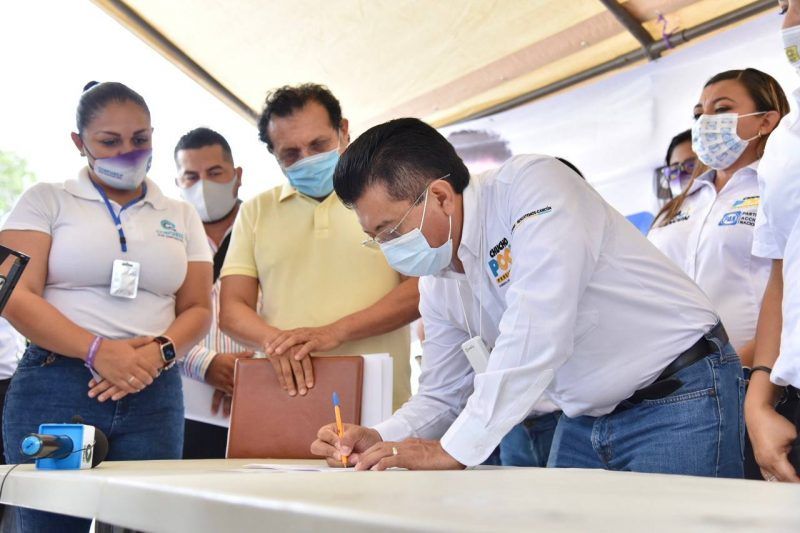 Chucho Pool ante notario se compromete a terminar su mandato en la presidencia municipal