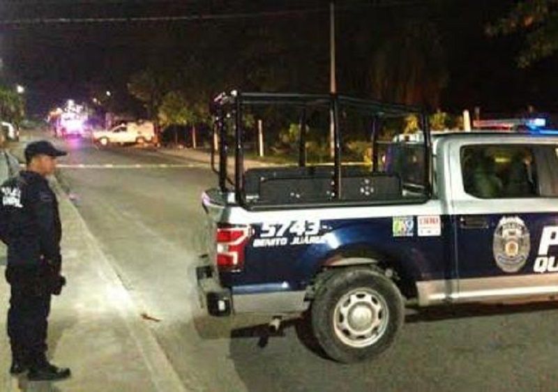 Encuentran en un taxi de Cancún a dos hombres y una mujer severamente golpeados