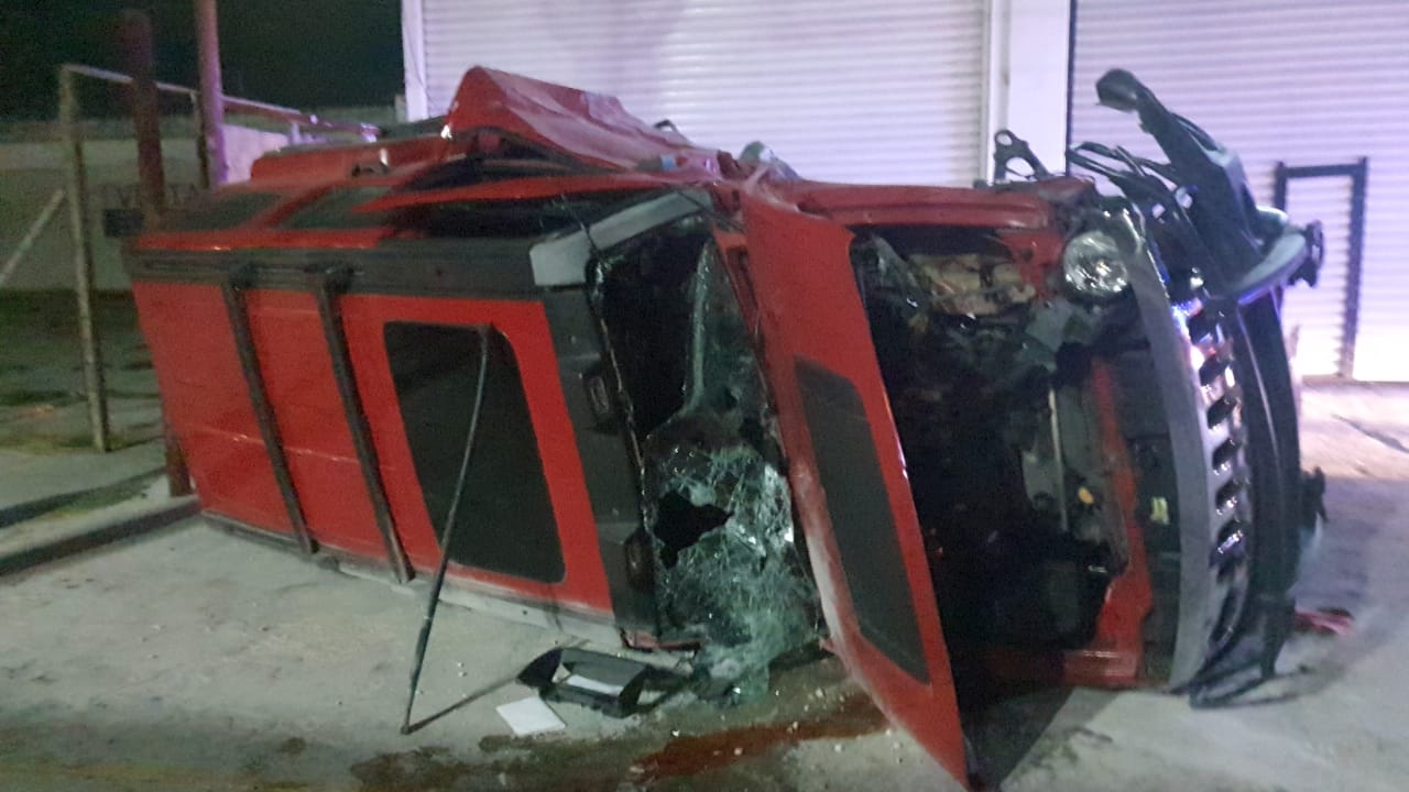 Conductor destruye lujosa camioneta en Playa del Carmen, sale ileso, pero causa daños por más de 250 mil pesos