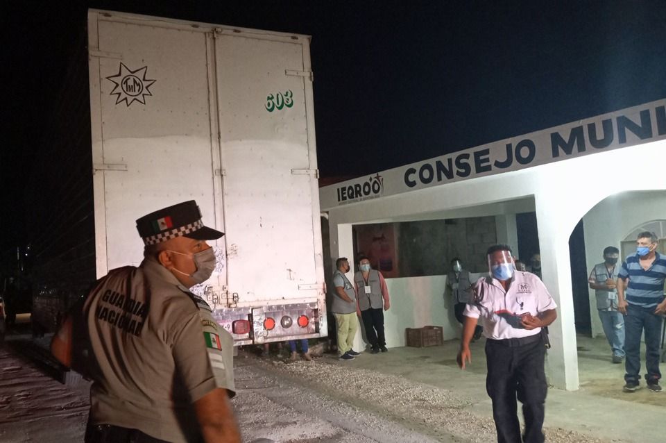 Boletas y material electoral llegan a Lázaro Cárdenas bajo custodia policíaca
