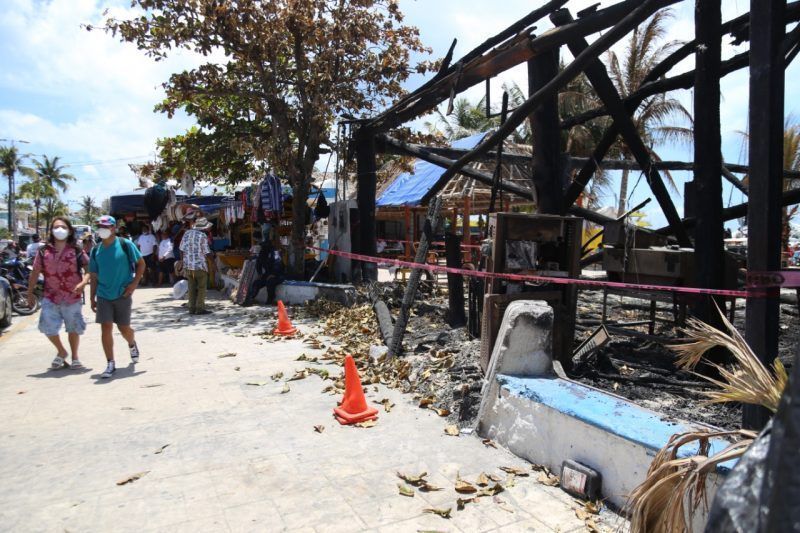 Empresario lamenta que impidan tener construcciones más seguras en Isla Mujeres para evitar incendios