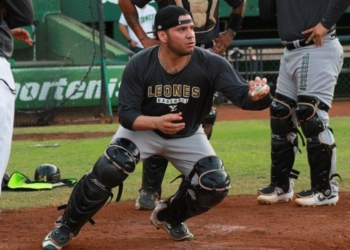 Sebastián Valle y su «ardiente bat» tienen a los Leones en la marcha perfecta…hasta ahora