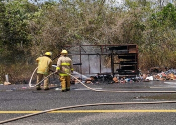 Remolque se incendió sobre la carretera federal 184