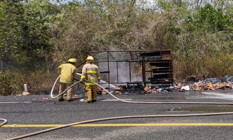 Remolque se incendió sobre la carretera federal 184