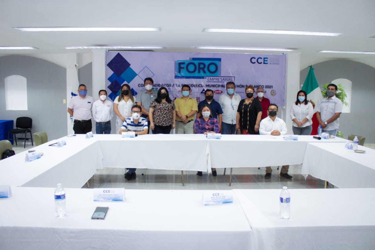 Yensunni Martínez presente en el Foro Empresarial con candidatos a la presidencia municipal de Othón P. Blanco.