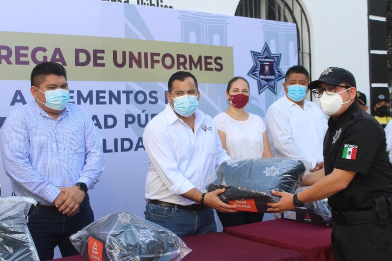 Nueva dotación de uniformes a policías de Valladolid