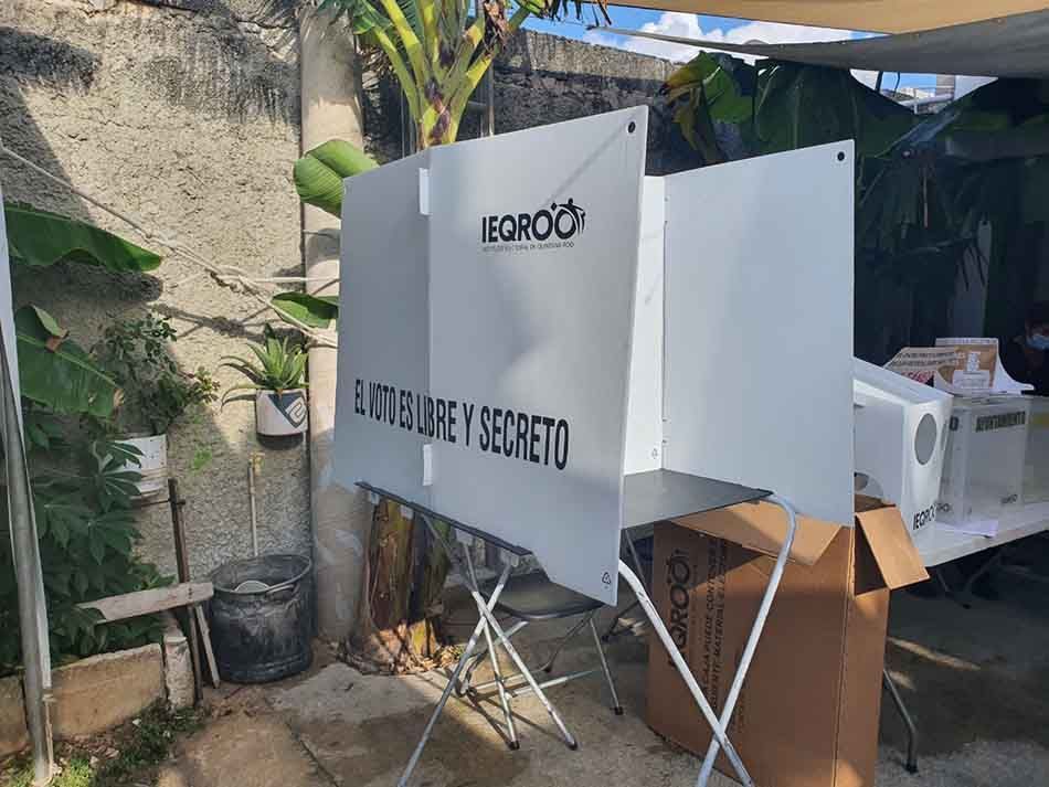 Acarreo, compra de votos y detenidos, uno de ellos con 100 mil pesos al comenzar la jornada electoral en Quintana Roo