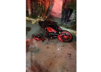 Con fractura de tibia y peroné acaba motociclista embestido por camioneta particular