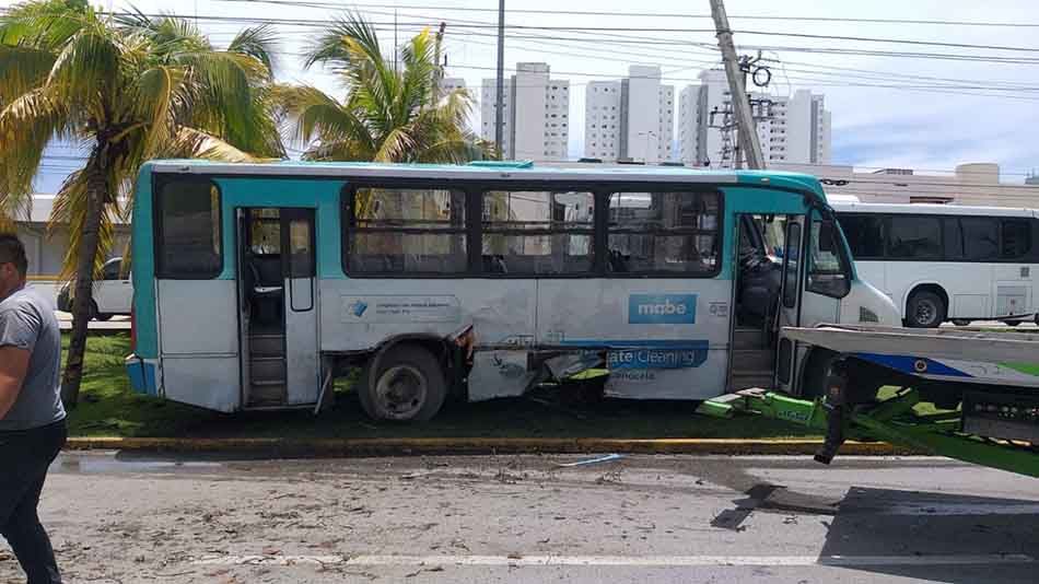 Autobús de Turicún colisiona en Avenida Tulum y deja tres lesionados; detienen al chofer