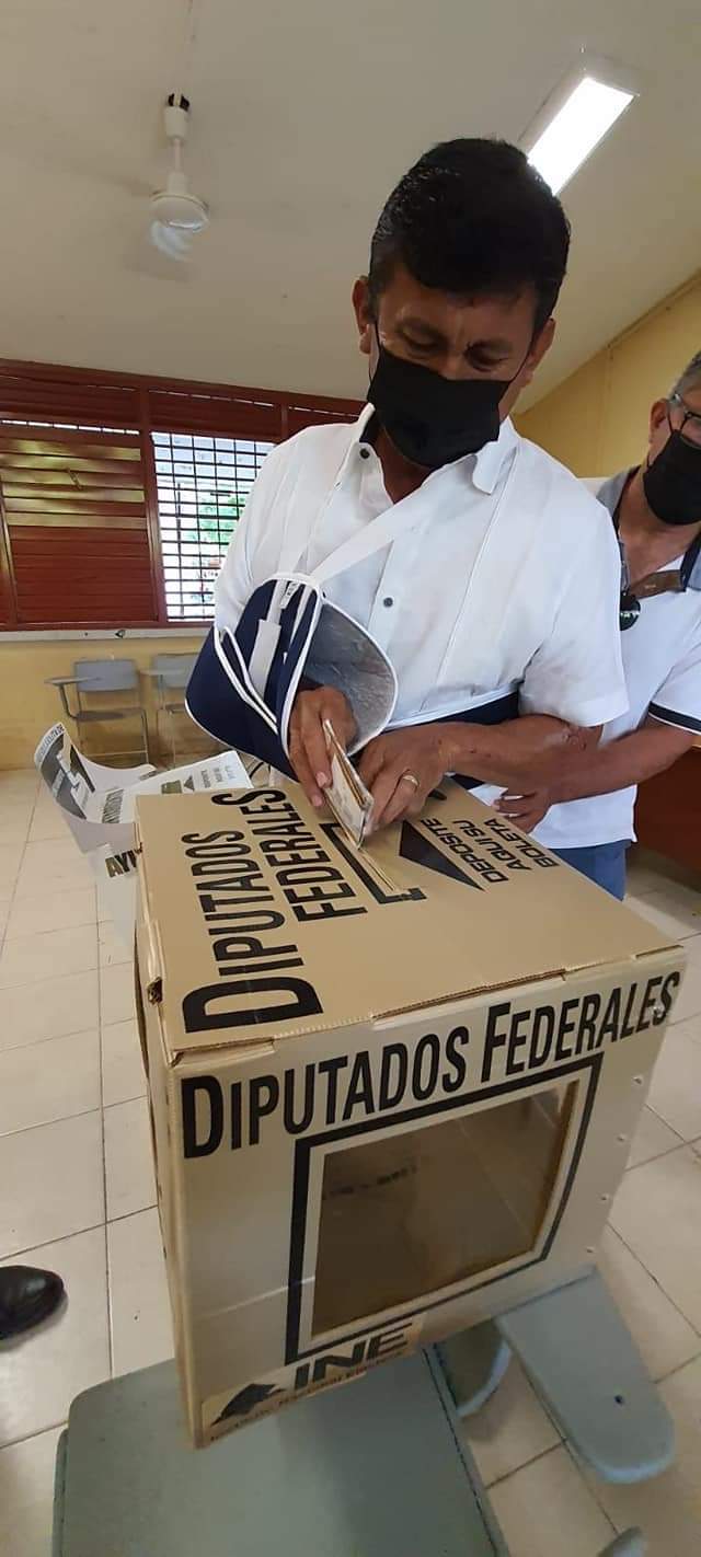 Candidato a Presidencia Municipal de Bacalar, “Chepe” Contreras vota asistido por familiares tras su accidente carretero