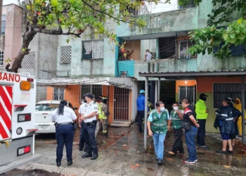 Colapsa escalera de acceso a pisos de edificio departamental; ocupantes se niegan a dejarlo