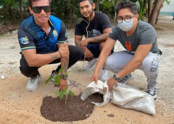 Jóvenes deportistas, entrenadores y padres apoyan una campaña de reforestación en Tulum