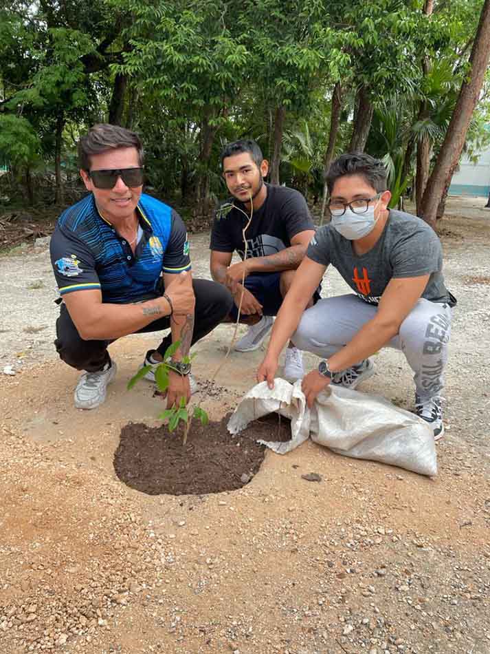 Jóvenes deportistas, entrenadores y padres apoyan una campaña de reforestación en Tulum