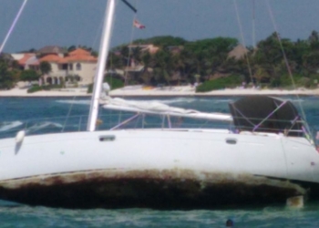 Secretaría de Marina rescata a embarcación encallada a 15 kilómetros de Puerto Aventuras