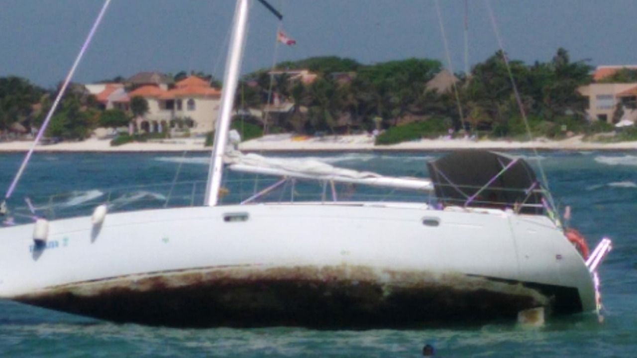 Secretaría de Marina rescata a embarcación encallada a 15 kilómetros de Puerto Aventuras