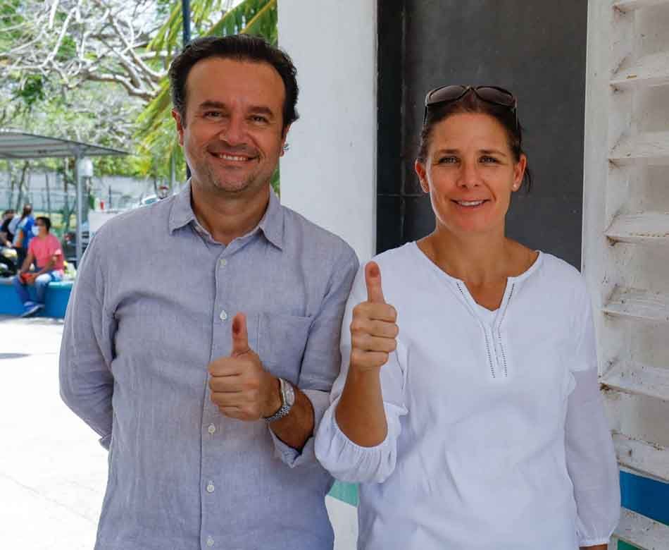 Pedro Joaquín acude a votar en escuela de Cozumel