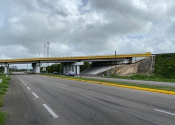 SCT ejecuta mantenimiento rutinario en puente del kilómetro 19 de carretera federal Reforma Agraria-Puerto Juárez
