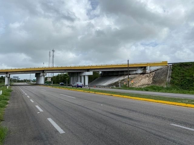 SCT ejecuta mantenimiento rutinario en puente del kilómetro 19 de carretera federal Reforma Agraria-Puerto Juárez