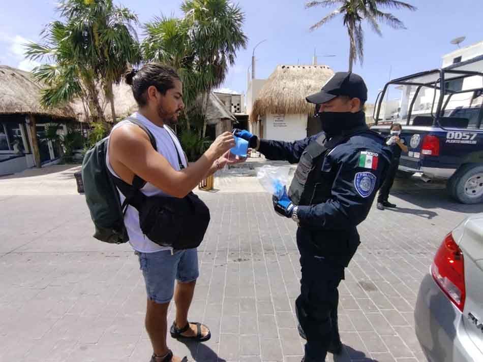 Agentes de Seguridad Pública de Puerto Morelos participan en labores de prevención sanitaria