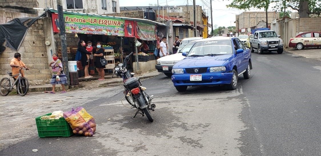 Despistado motociclista se pasa el alto y se impacta contra tsuru