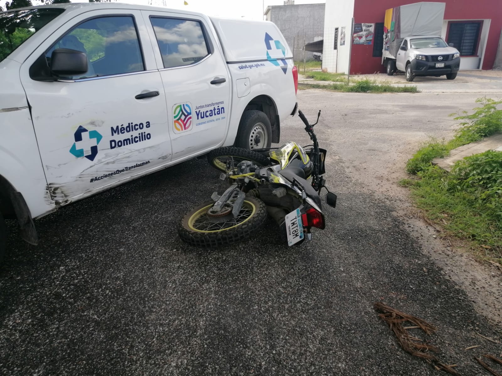 Llevan a motociclista al Hospital, tras ser impactado por camioneta