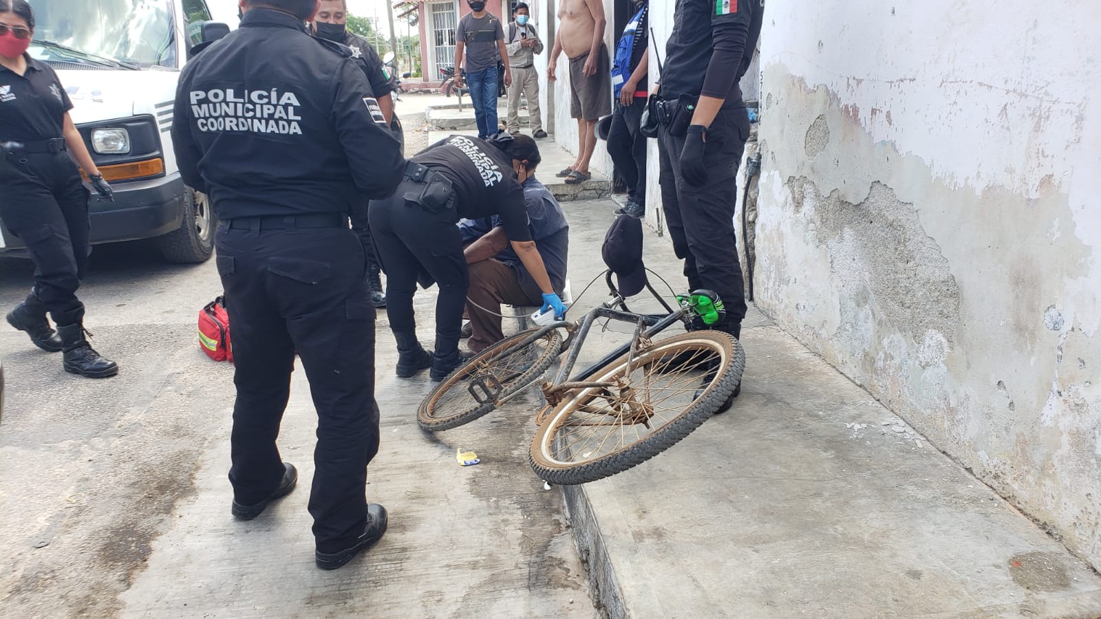 Ciclistas involucrados en accidentes hoy, uno de ellos estuvo a nada de terminar debajo de un enorme camión