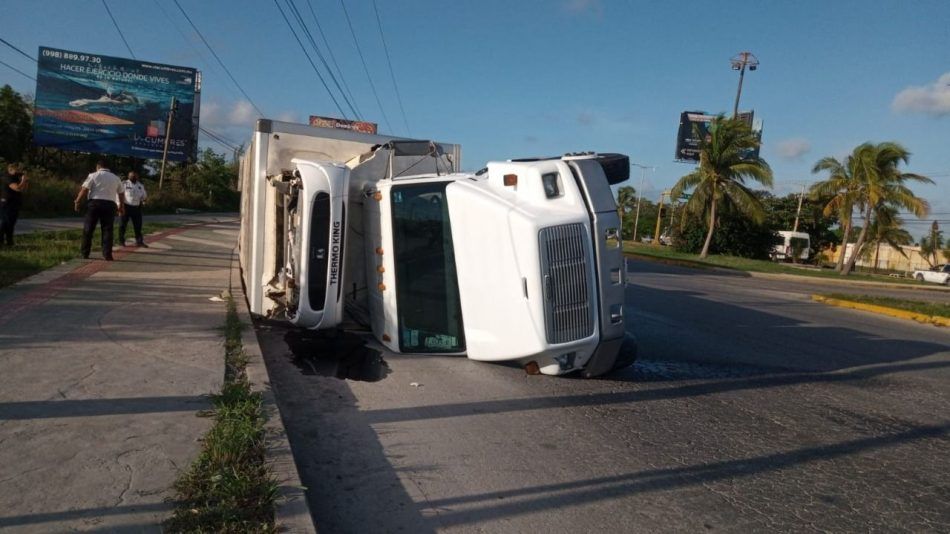Aparatosa volcadura de un camión de carga sobre el bulevar Luis Donaldo Colosio
