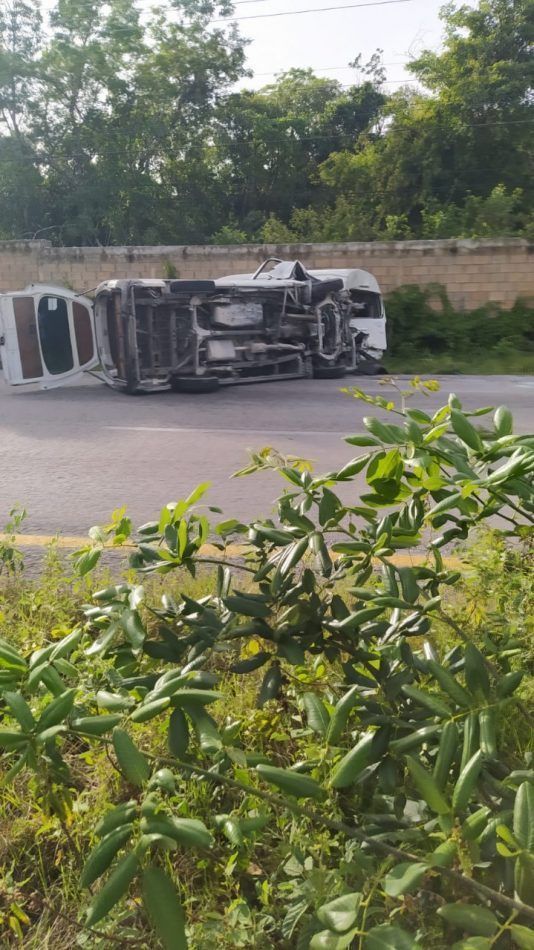 Aparatoso accidente sobre la carretera Cancún-Tulum deja varias personas lesionadas
