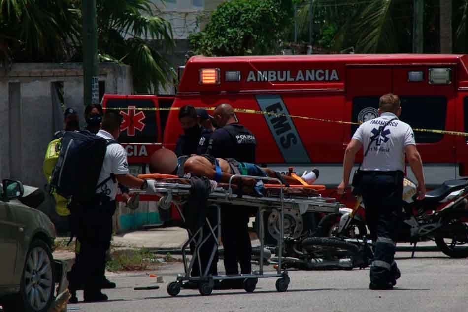 Sujetos asaltan negocio en Cancún, afectado los persigue, le avienta el carro y atrapa uno