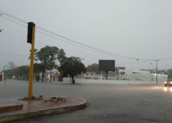 Ayuntamiento de Othón P. Blanco atiende encharcamientos tras fuertes lluvias; un automóvil y una moto, primeros afectados
