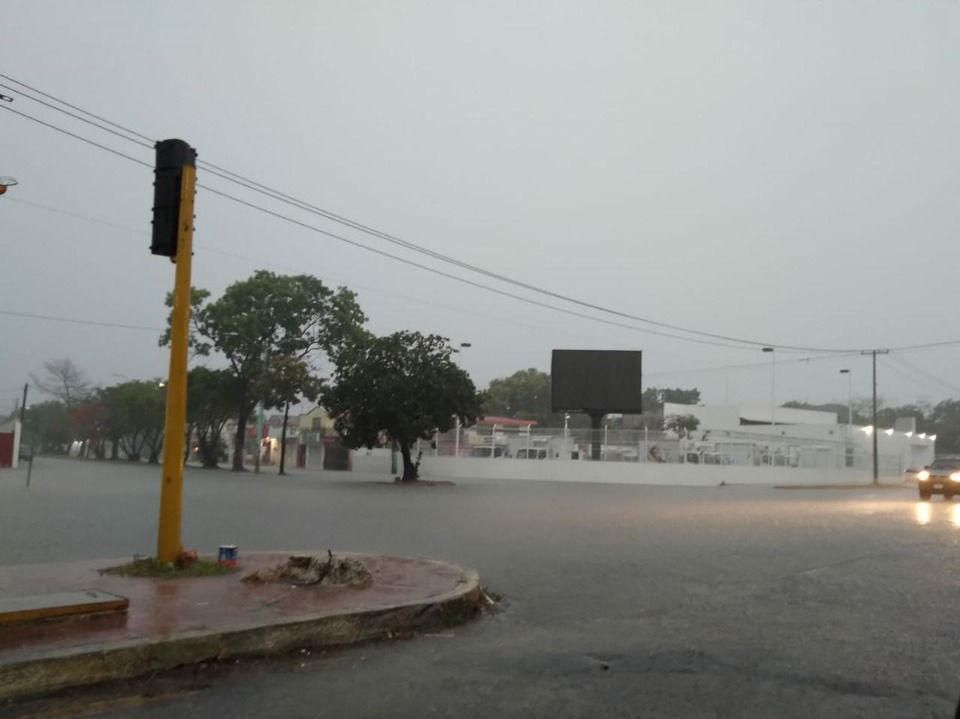 Ayuntamiento de Othón P. Blanco atiende encharcamientos tras fuertes lluvias; un automóvil y una moto, primeros afectados