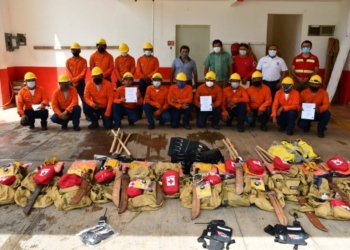 Ayuntamiento de Lázaro Cárdenas apoya a Cuerpo de Bomberos con entrega de material para reducir daño ambiental